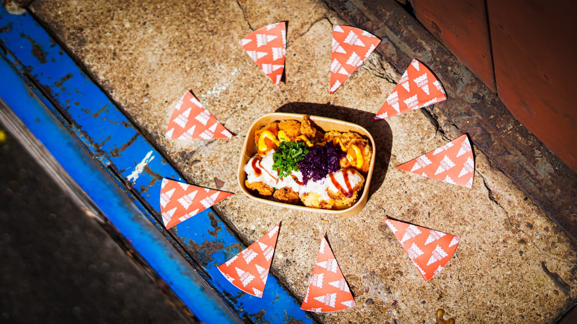 Chikone – Top-down Branding Shot mit Branded Napkins