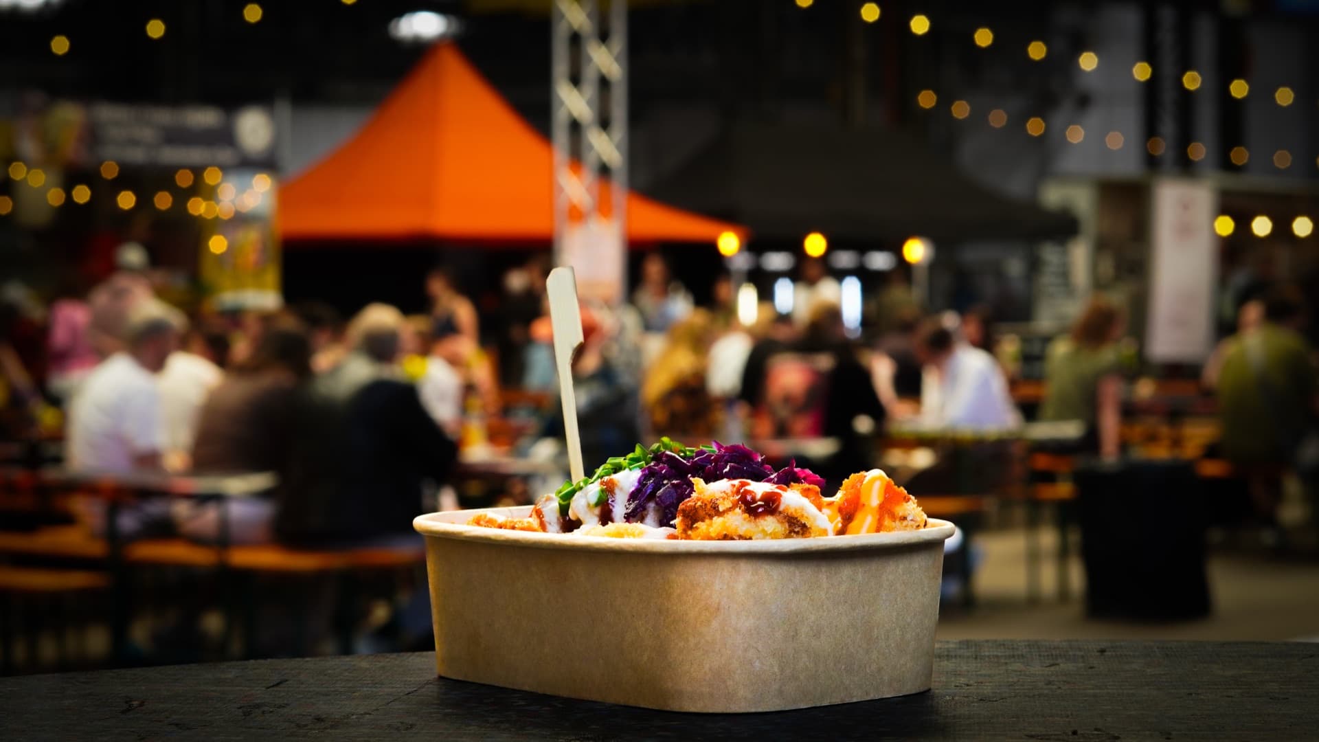 Chikone – Food-Markt Event mit Lichtern und Publikum