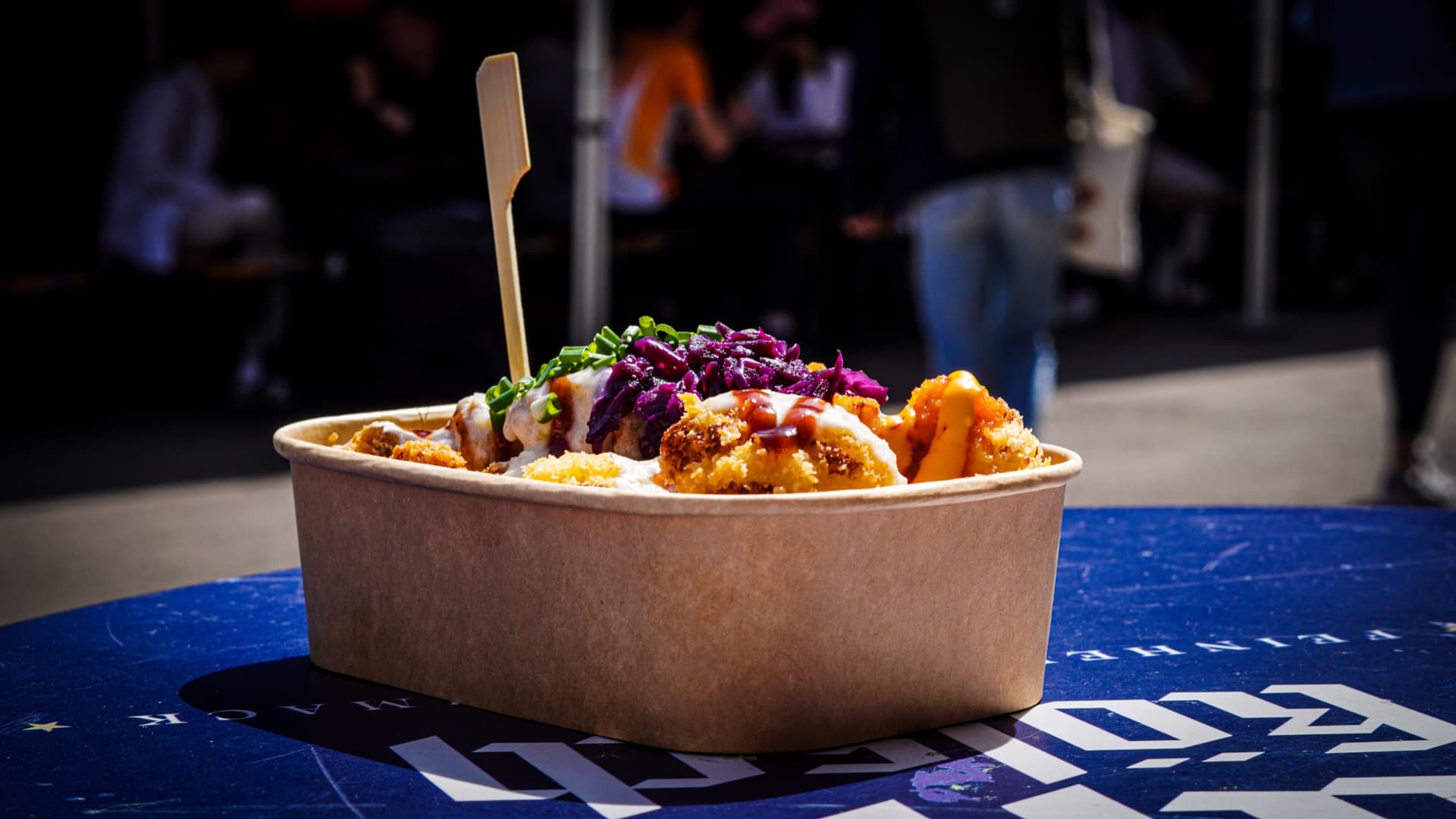 Chikone – Outdoor Event Bowl auf blauem Tisch