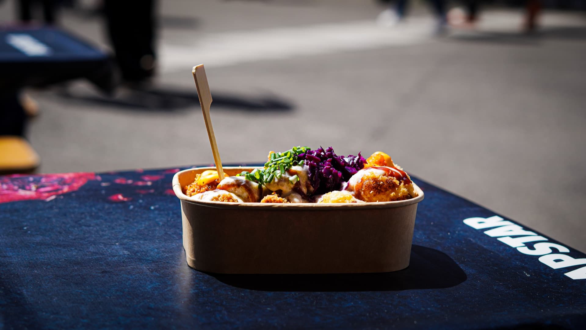 Chikone – Produkt auf dunklem Hintergrund