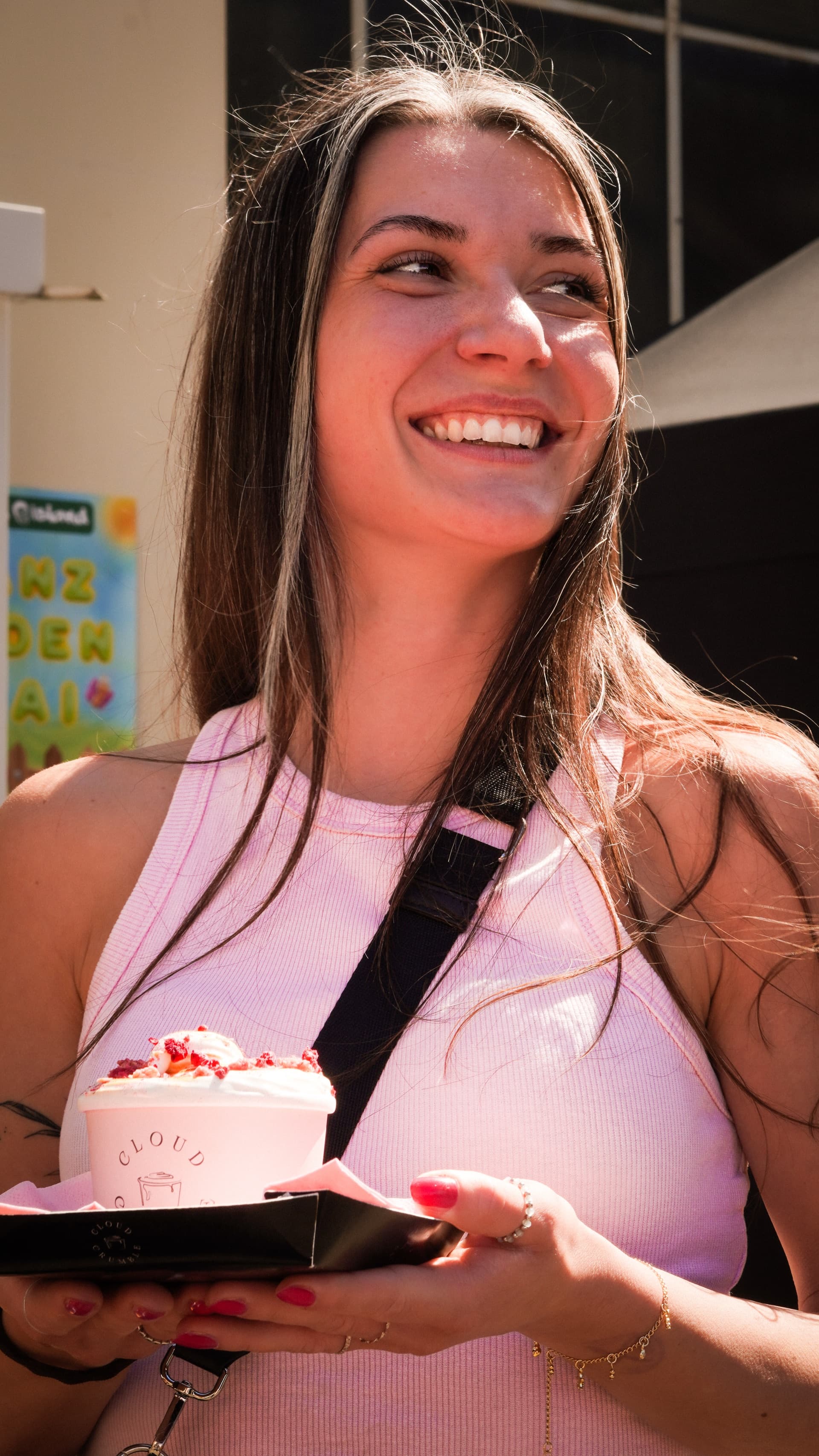 Cloud Crumble – Kundin mit Dessert, lachend