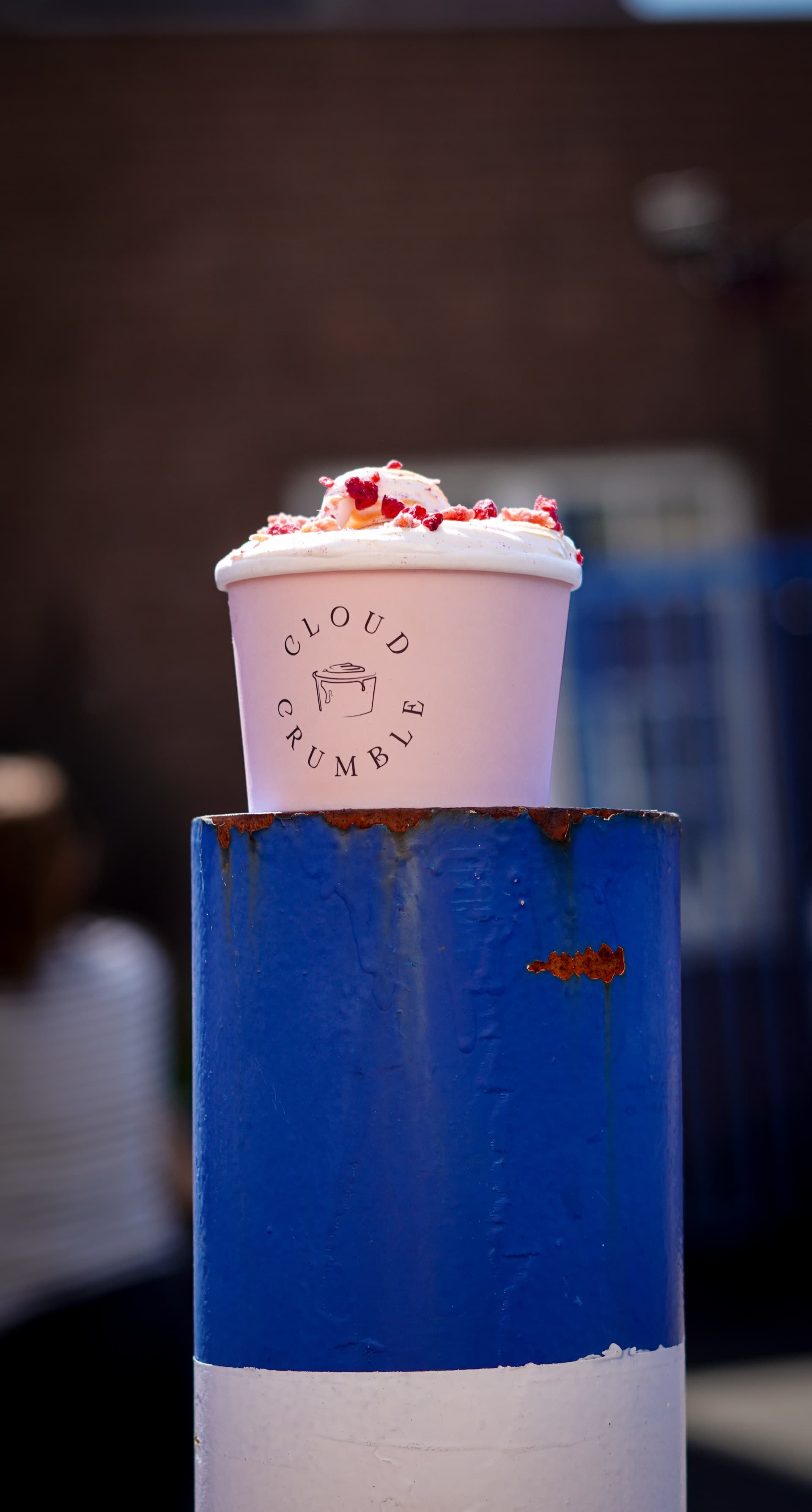 Cloud Crumble – Outdoor Shot auf blauem Poller