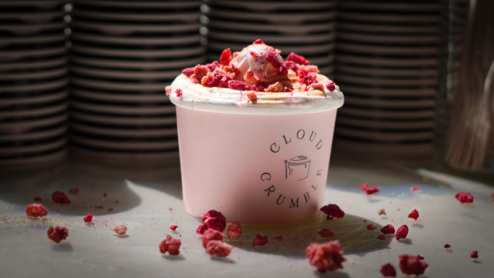 Cloud Crumble – Himbeer-Dessert mit rosa Cup